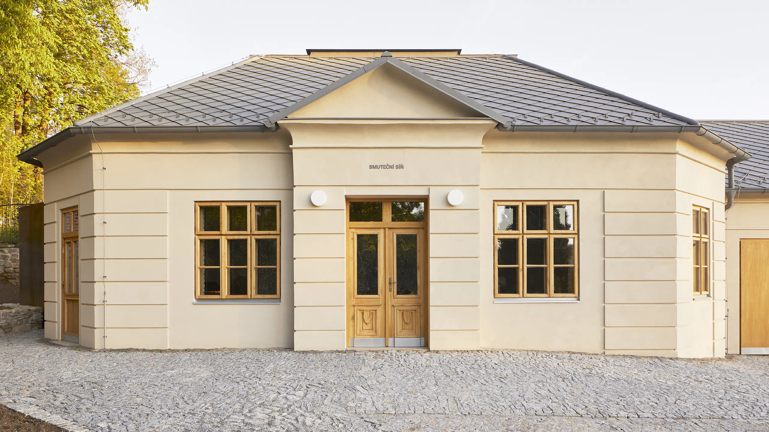 Smuteční síň Vimperk se střechou z falcovaných šablon 29 × 29 v barvě P.10 světle šedé