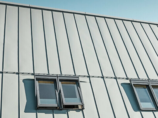 Prefalz Falzdach in P.10 Zinkgrau mit Dachflächenfenstern