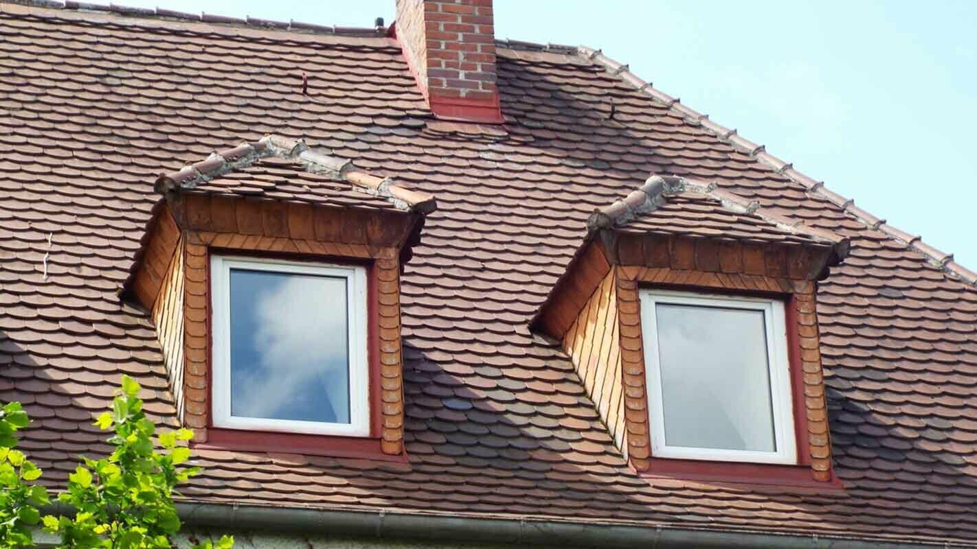 Stav před sanací střechy s valbovými vikýři  za použití PREFA střešních šablon s optikou pálené tašky  