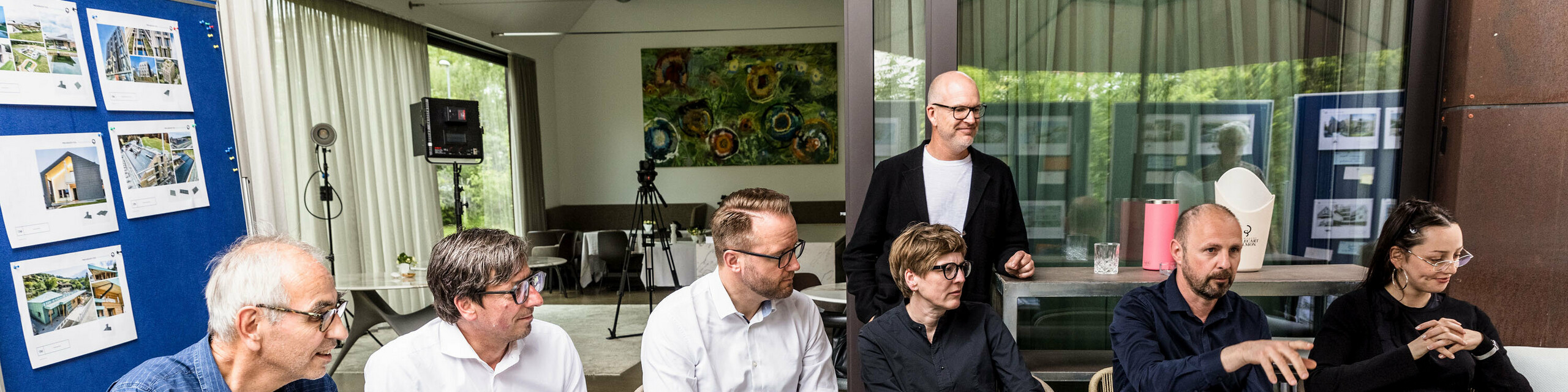 Odborná diskuse s váženou porotou PREFARENZEN: Architektoničtí experti budou analyzovat vynikající architektonické projekty s využitím velkoformátových fotografií. Důraz bude kladen na inovativní střešní řešení s využitím materiálů PREFA, udržitelné stavební metody a kontextově specifické designy. Kreativní výměna názorů proběhne v uvolněné atmosféře vinařské rezidence v burgenlandském regionu Seewinkel.