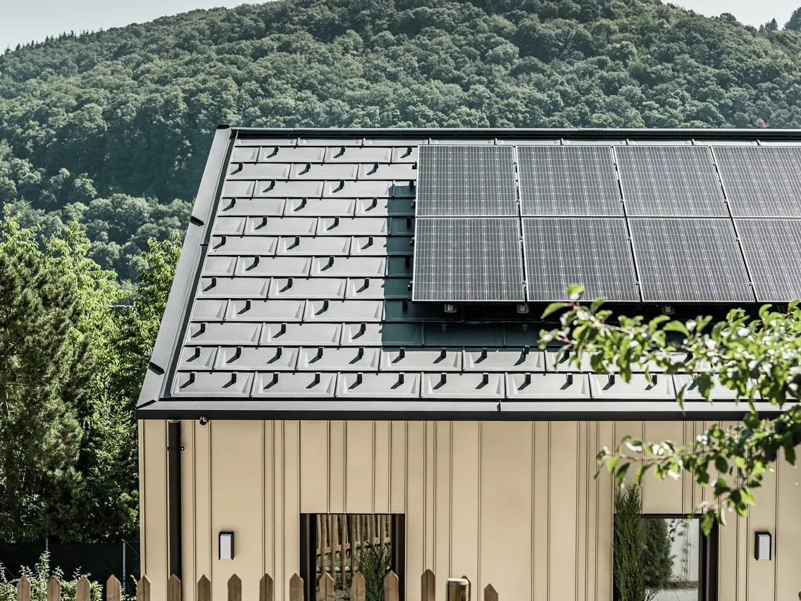 Pohled na rodinný dům pokrytý DS.19 se solárním montážním systémem PREFA.