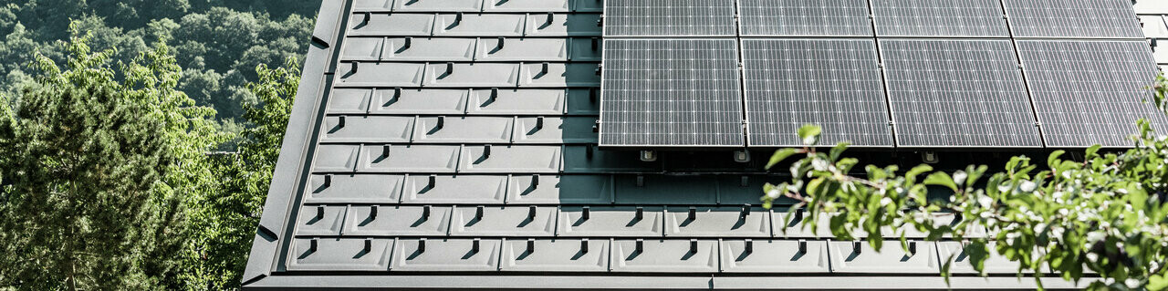 Pohled na rodinný dům pokrytý DS.19 se solárním montážním systémem PREFA.
