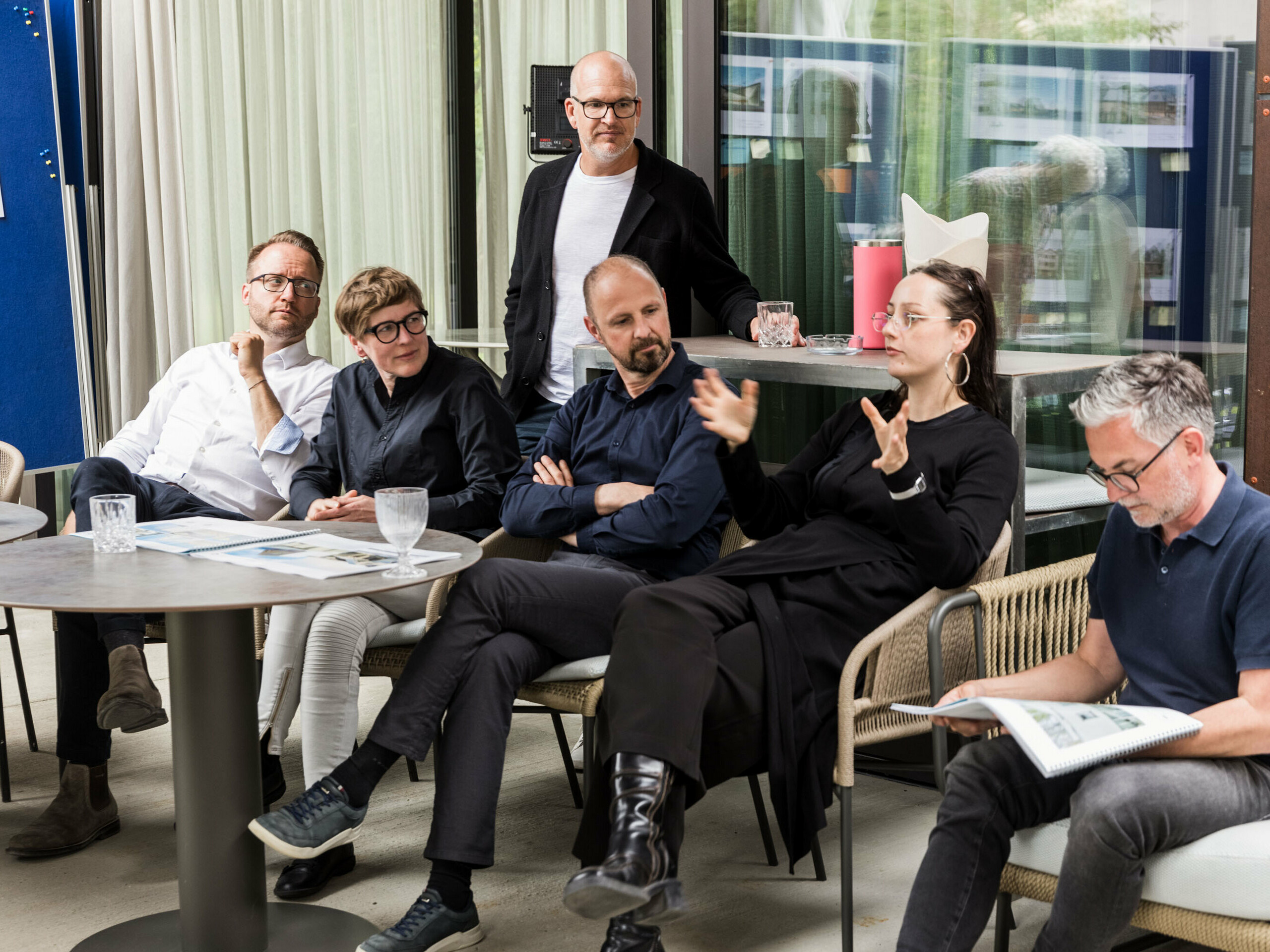 Na konferenci PREFARENZEN Expert Dialogue 2026, která se konala ve vinařské rezidenci v regionu Seewinkel v Burgenlandu, se architektonická porota sešla k intenzivní výměně názorů: Členové poroty Jürgen Jungmair (ředitel mezinárodního marketingu PREFA), Dirk Lorenz (Leinert Lorenz Architects), Selina Wach (Architektur Aktuell), Falk Leinert (Leinert Lorenz Architects), Juliane Croce (Croce & Wir) a Christian Wirth (regionální manažer pro východ, PREFA Rakousko) diskutovali o inovativních architektonických projektech a konceptech udržitelného designu pro knihu a kalendář PREFARENZEN 2026. Důraz je kladen na kontext, společenskou přidanou hodnotu a mezinárodní inspiraci prostřednictvím hliníkových řešení PREFA. Tento moment naznačuje živou a vášnivou povahu diskuse.