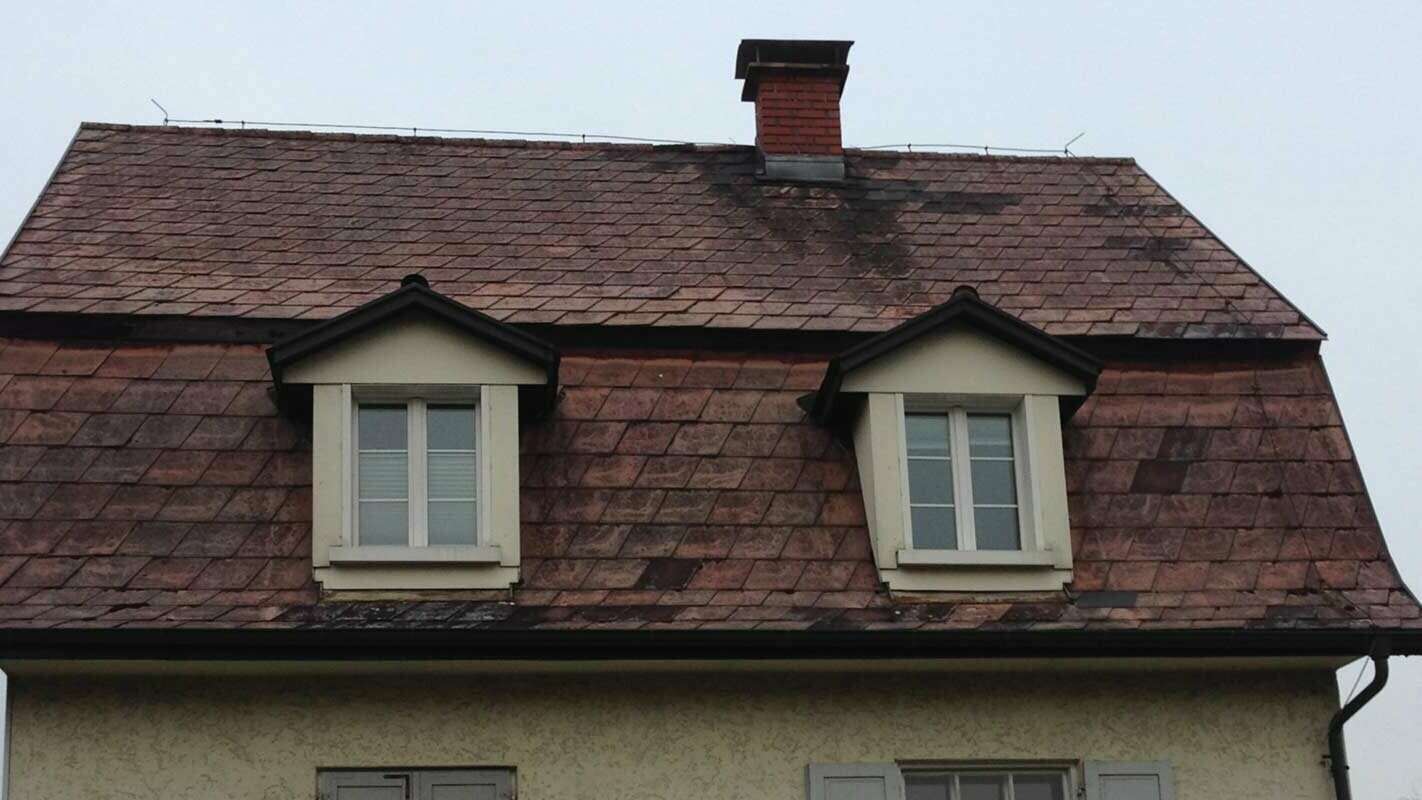 Mansardová střecha před sanací včetně obložení vikýře za použití PREFA falcovaných střešních tašek