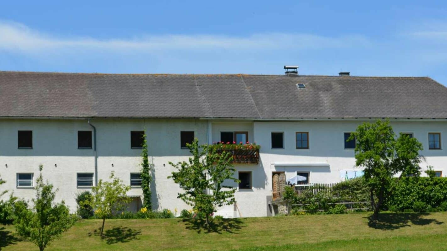 Dům v Rakousku před sanací střechy za použití PREFA falcovaných střešních tašek - původně osinkocementová  krytina Eternit 