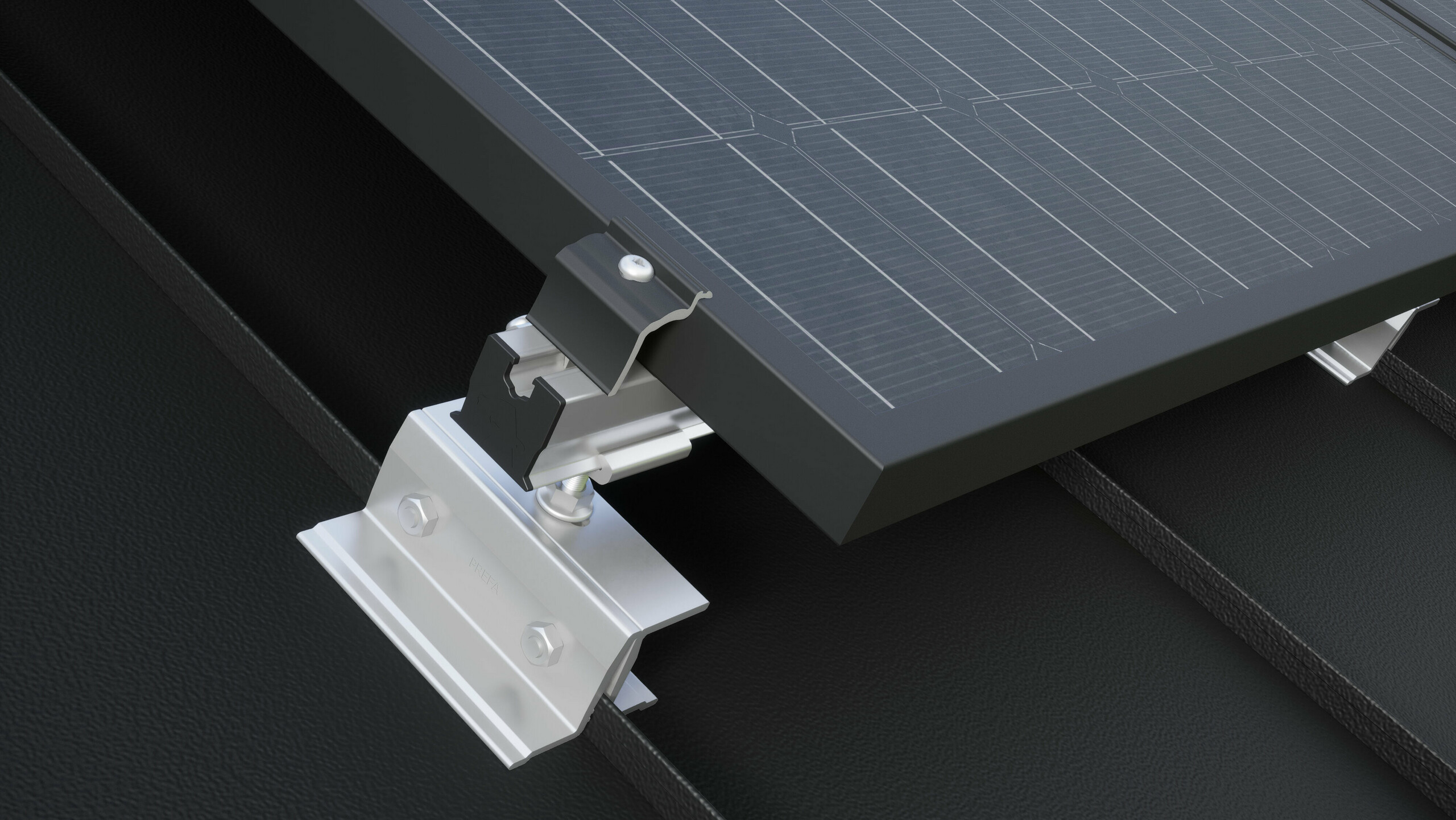 Detailní pohled na držák solárního panelu PREVARIO PREFALZ namontovaný na tmavé střeše PREFA, která nese profilovou lištu. Solární panel byl na profilovou lištu upevněn koncovou příchytkou PREVARIO.