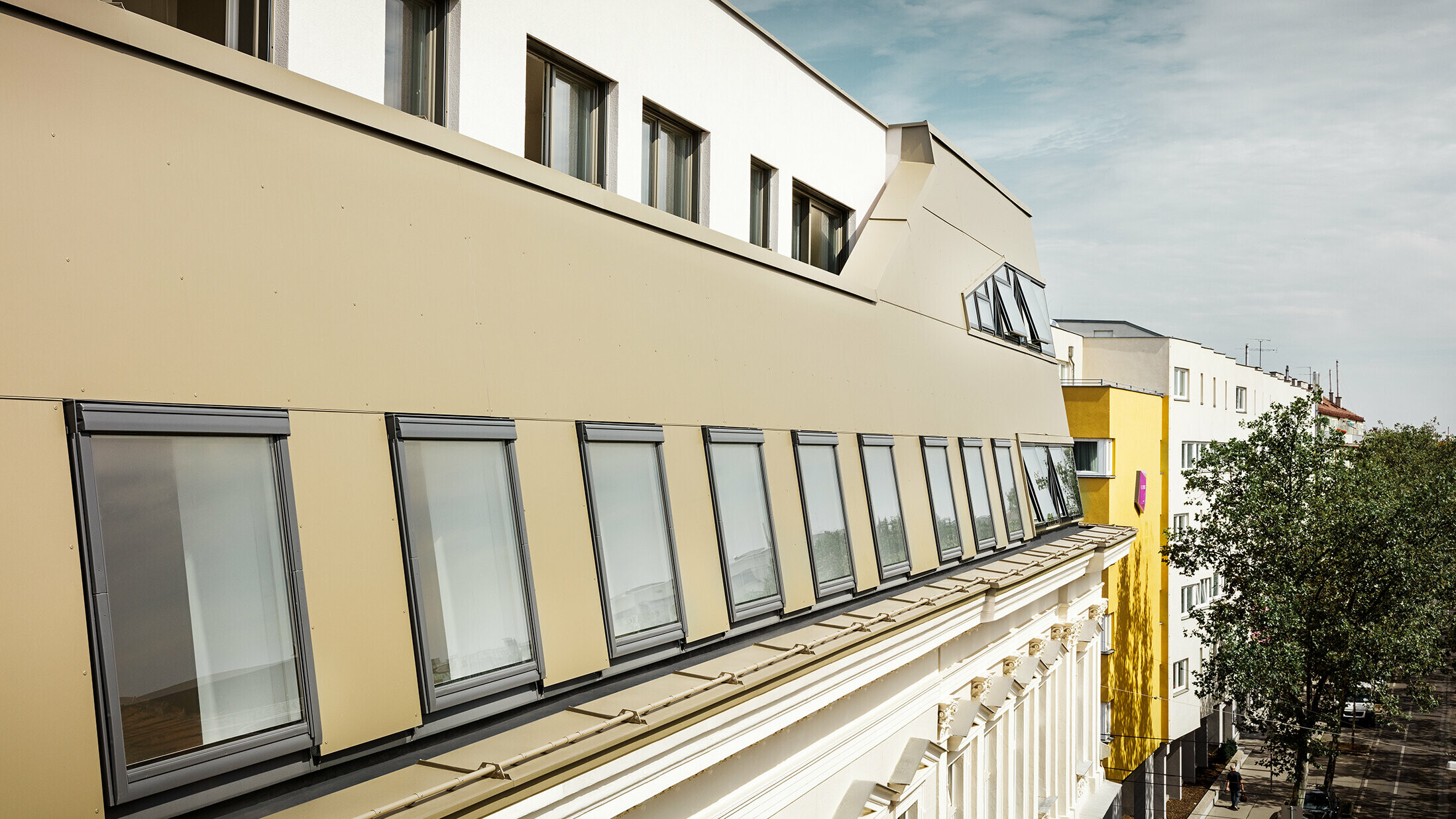 Střešní nástavba na Schloßhofer Straße ve Vídni s PREFABOND v bronzu od PREFA