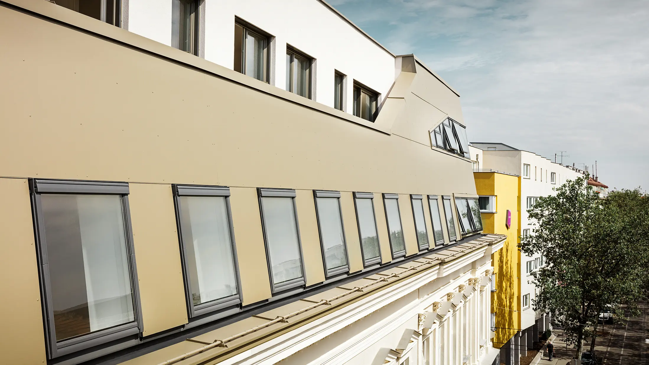 Střešní nástavba na Schloßhofer Straße ve Vídni s PREFABOND v bronzu od PREFA