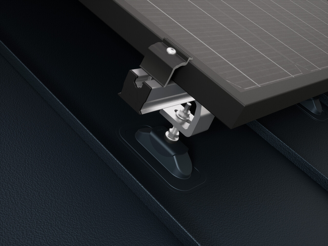 Detailní pohled na držák solárního panelu PREVARIO Sunny namontovaný na střeše PREFALZ, která nese profilovou lištu. Solární panel byl na profilovou lištu upevněn koncovou příchytkou PREVARIO.