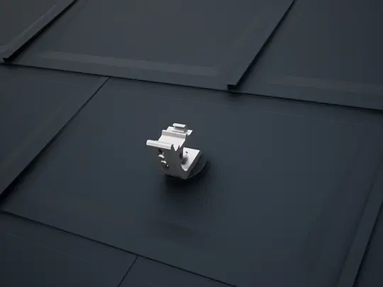 Zobrazení montážního systému solárních panelů PREVARIO 3.S, namontovaného na černých panelech R.16 od PREFA. Systém je perfektním základem pro fotovoltaické systémy na hliníkových střechách PREFA.