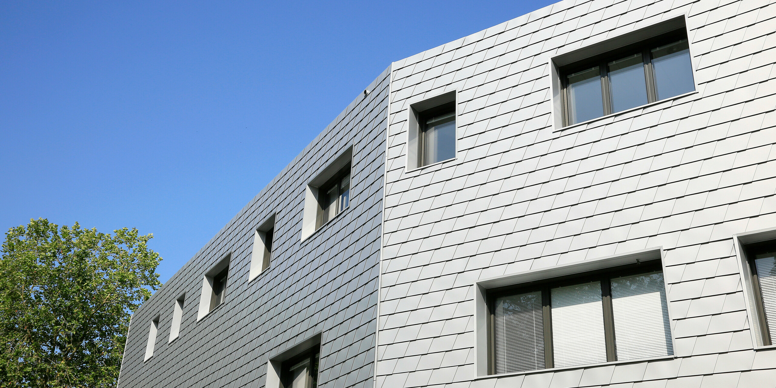 PREFA Wandschindeln aus Aluminium an der Fassade des Gesundheitszentrums in Le Landreau