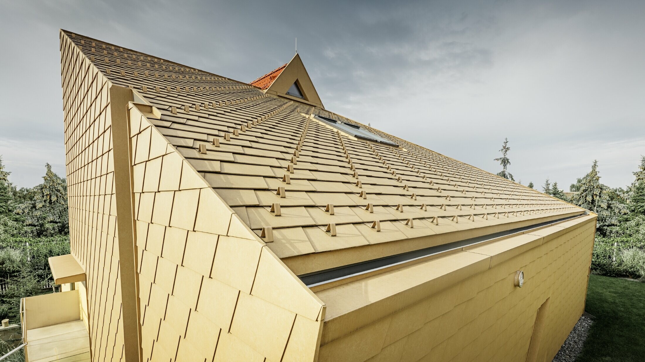 Hauszubau ohne Dachvorsprung mit innenliegender Rinne; Verlegt wurde die PREFA Schindeln in Sandbraun