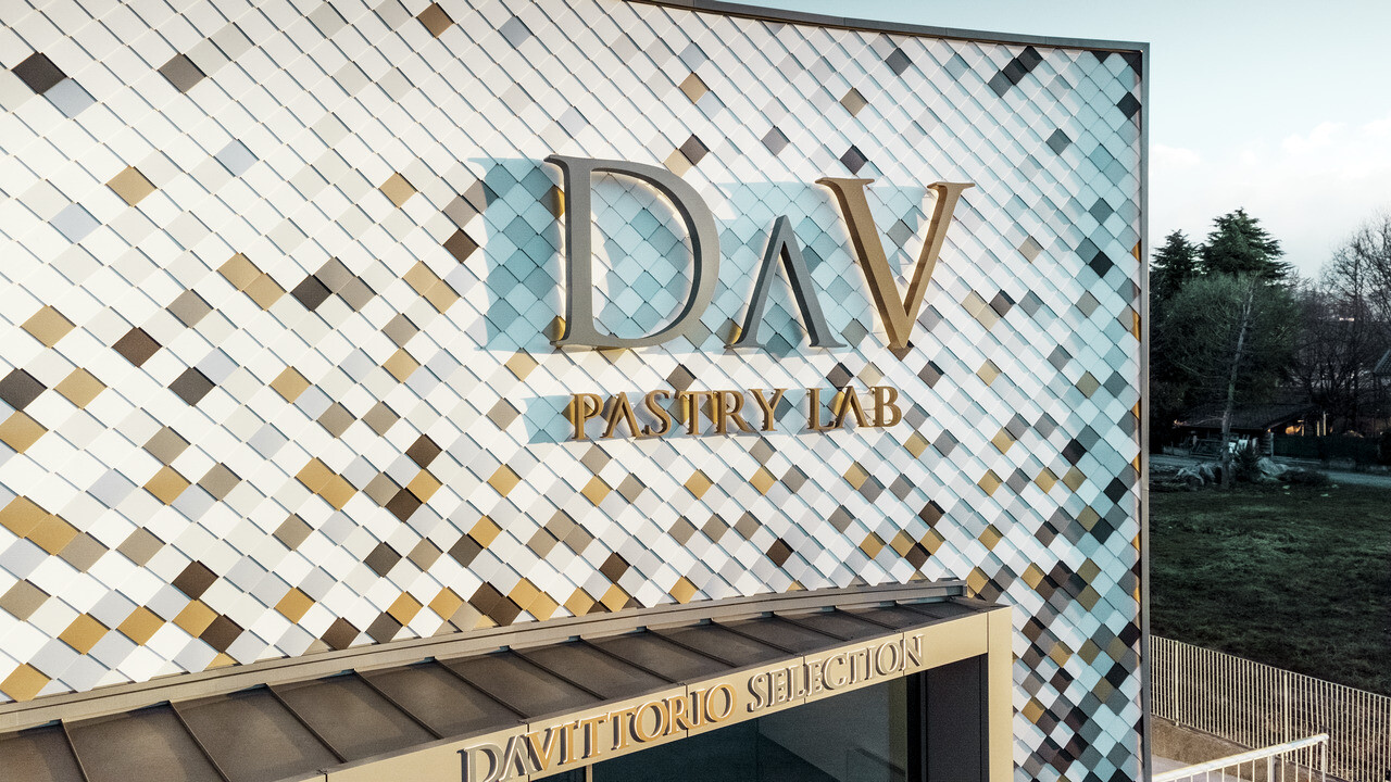 Firemní budova cukrářství Pastry Lab se skvrnitou fasádou v barvách: P.10 tmavě hnědá, bronzová, P.10 tmavě šedá, mayské zlato, přírodní hliník, P.10 prefa bílá a P.10 čistě bílá