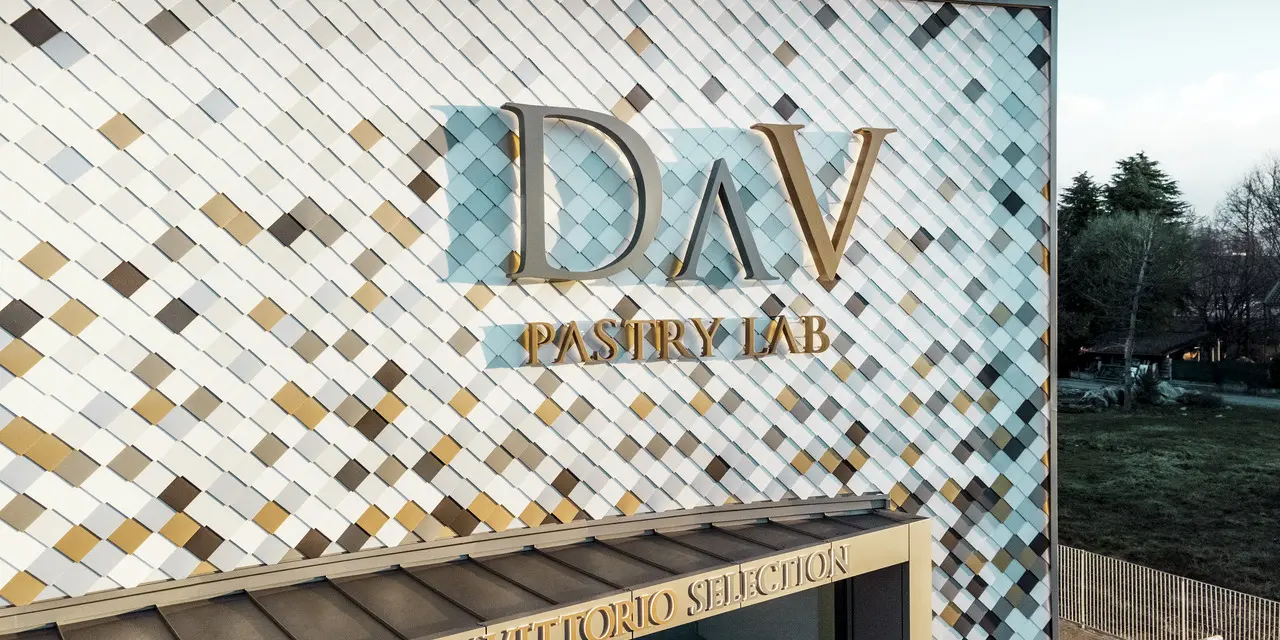 Firemní budova DAV Pastry Lab v Bergamu se “vzorovanou fasádou“ z fasádních šablon v barvách P.10 hnědá, bronzová, P.10 tmavě šedá, mayské zlato, přírodní hliník, P.10 prefa bílá a P.10 čistě bílá 