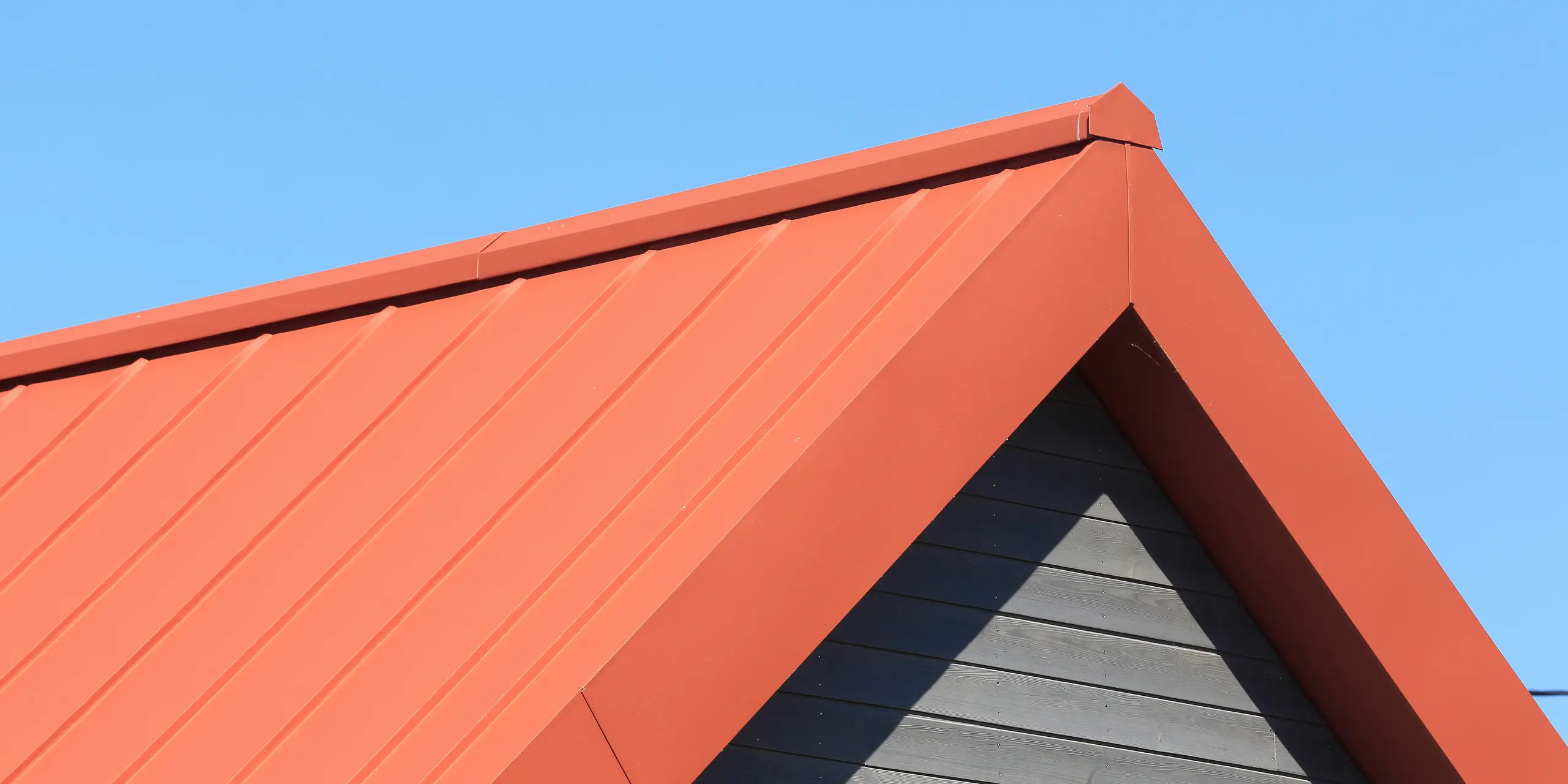 Detail oplechování střechy a nároží