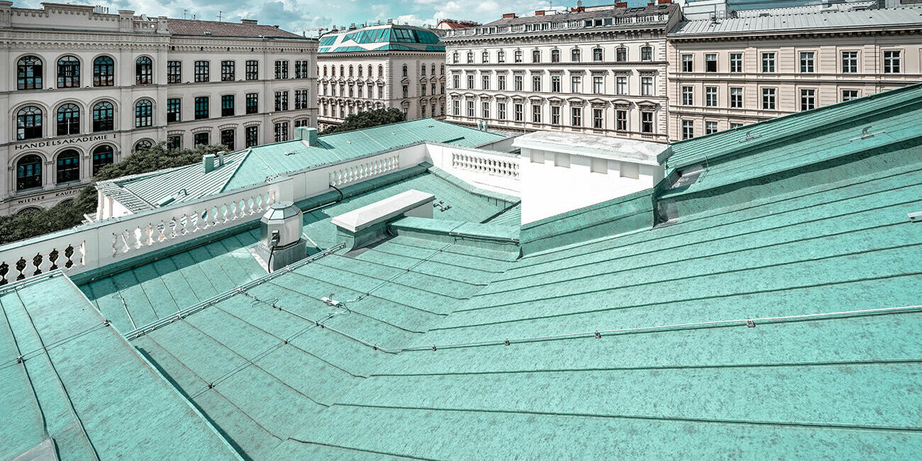 Detailní záběr na střechu PREFALZ v barvě P.10 patina zelená domu umělců ve Vídni.