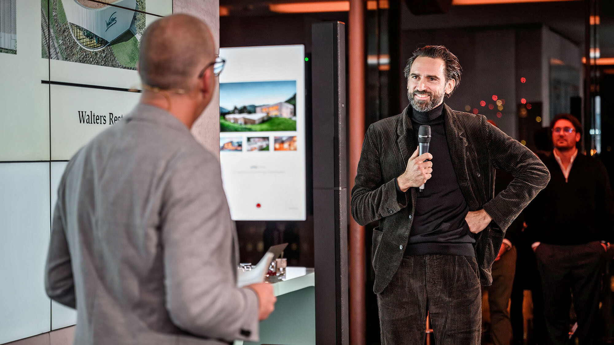 Marketingový manažer International Jürgen Jungmair a architekt Thomas Heil z rakouské kanceláře dreiplus Architekten v rozhovoru před prezentačním prostorem.