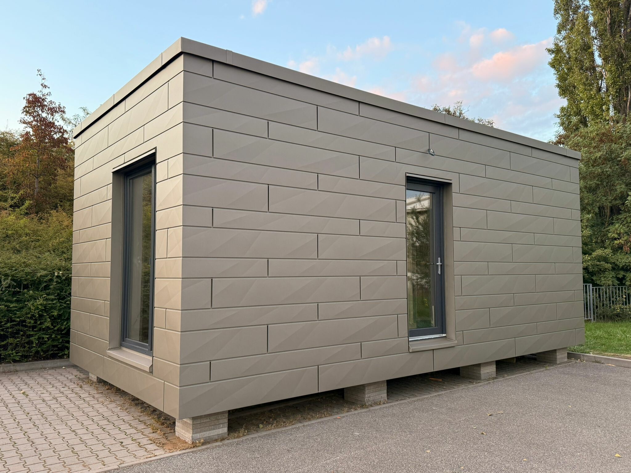 Tiny house - pohled ze strany na objekt opláštěný fasádními lamelami Siding.X