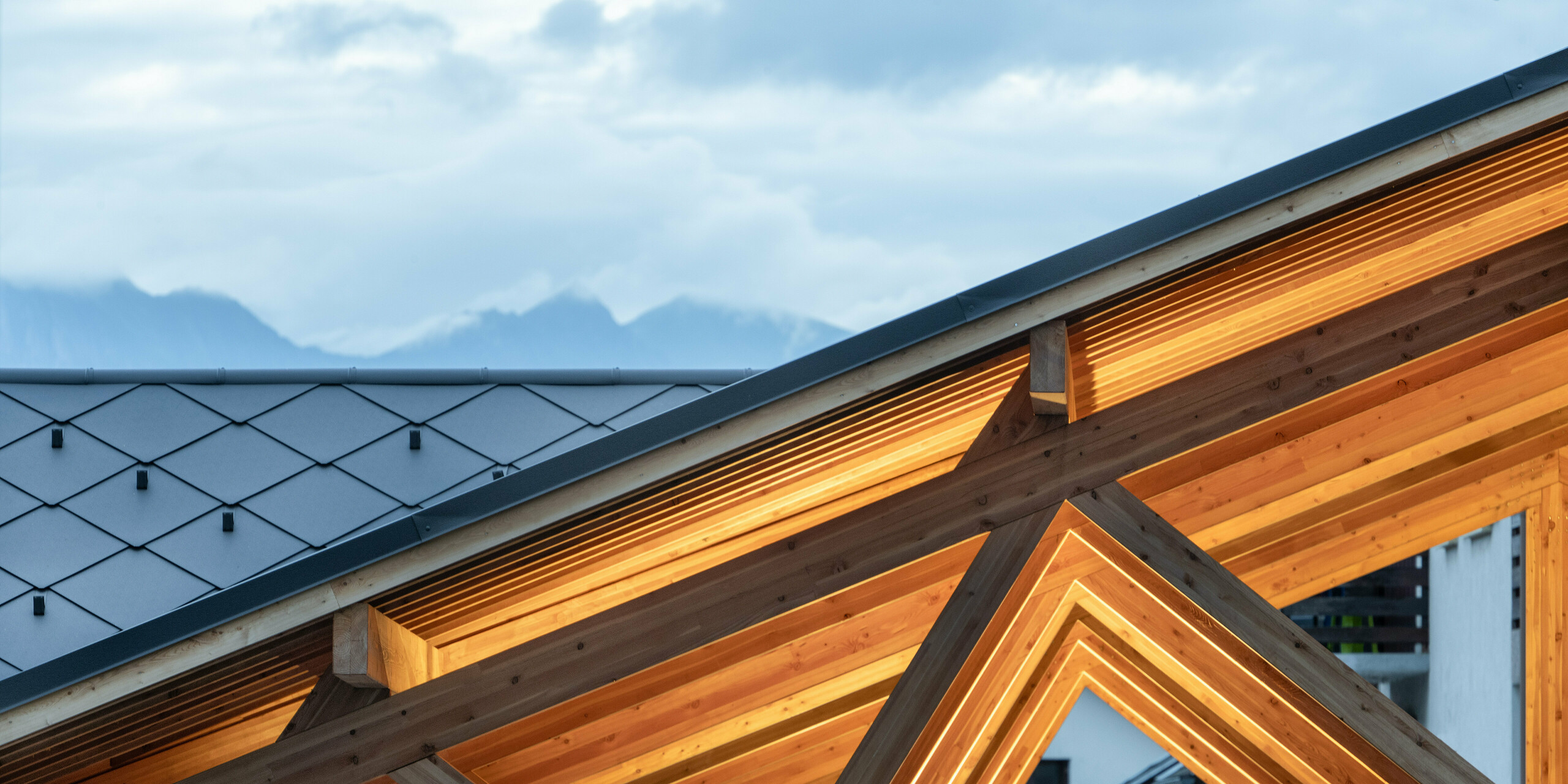 Záběr na střechu s novou střešní krytinou v podobě falcovaným šablon 44 x 44 PREFA