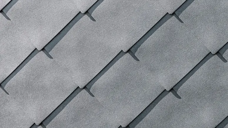 Detail s PREFA fasádními šablonami 44 × 44 v provedení P.10 v břidlicová