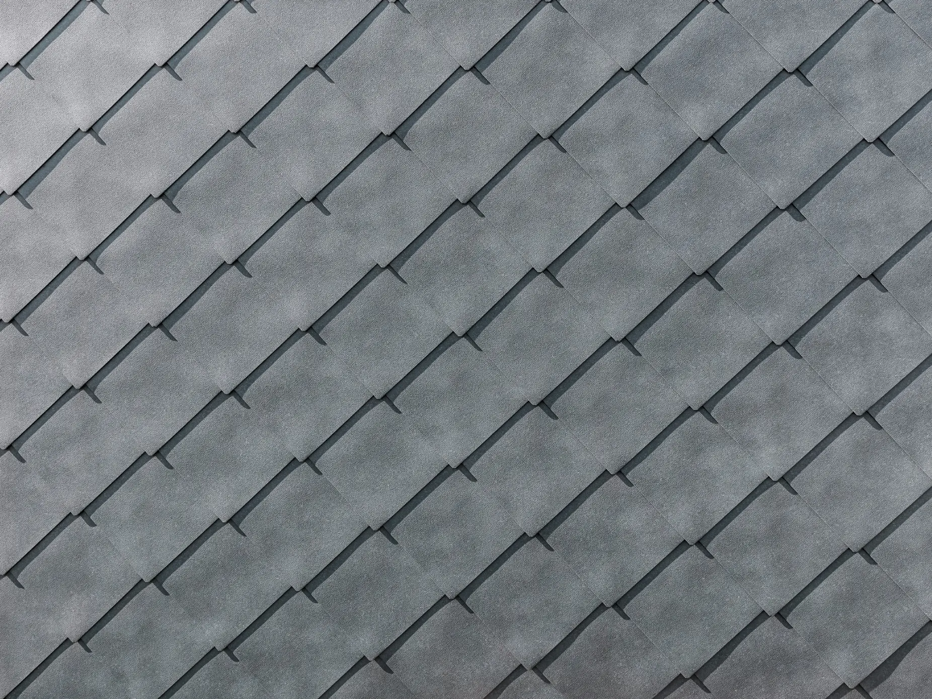 Detail s PREFA fasádními šablonami 44 × 44 v provedení P.10 v břidlicová