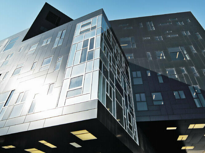 Ekonomická univerzita ve Vídni s hliníkovými kompozitními panely PREFABOND v černé barvě