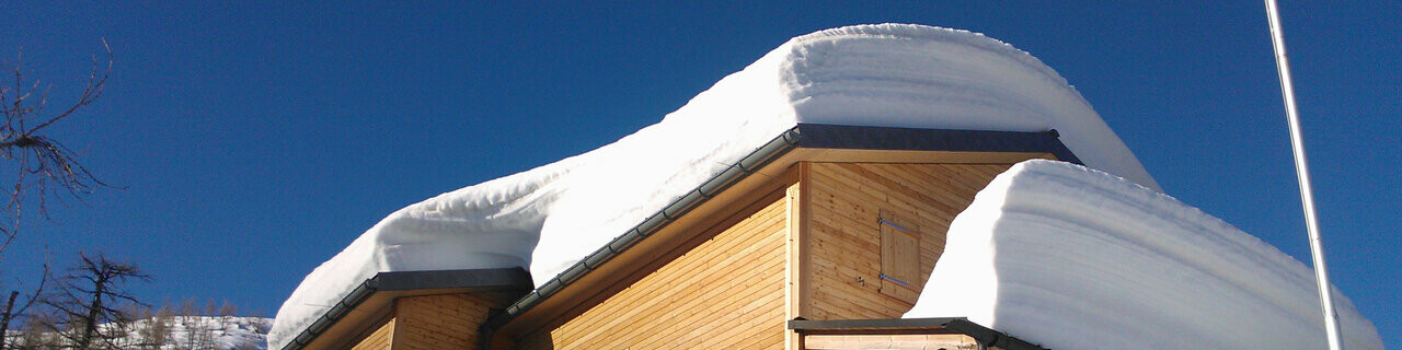 Díky vlastnostem materiálu je hliníková střecha PREFA stabilní a lehká, a proto představuje ideální řešení pro pokrytí střechy v lokalitách, kde je třeba počítat s velkou sněhovou zátěží. Použití vhodného příslušenství, například sněhových háků a sněhových mříží, umožňuje ještě více zmenšit nebezpečí sklouznutí těžké sněhové masy ze střechy.