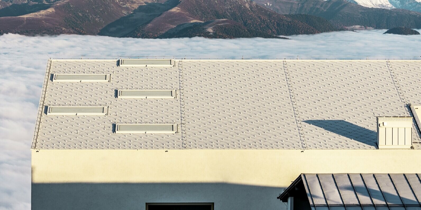 Střechu muzea pokrytá s falcovanou šablonou 44 x 44 a protisněhovými prvky v barvě P.10 prefa bílé
