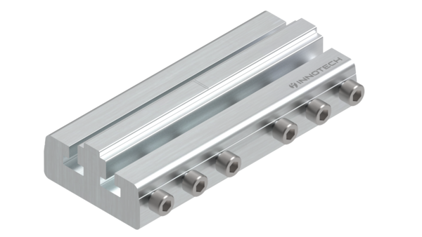 Spojka lišt TAURUS-VB-10 od společnosti INNOTECH® je určena pro bezpečné spojení vodicích lišt v systému lišt TAURUS pro fotovoltaické instalace na střechách PREFA. Tato robustní součást umožňuje stabilní a bezproblémové vysouvání lišt a zajišťuje tak bezpečnost a stabilitu celého systému. Systém je určen pro maloformátové krytiny PREFA vyrobené z odolného hliníku a je certifikován dle normy EN 795 typ A a D, aby splňoval nejvyšší bezpečnostní standardy pro instalaci a údržbu solárních zařízení.