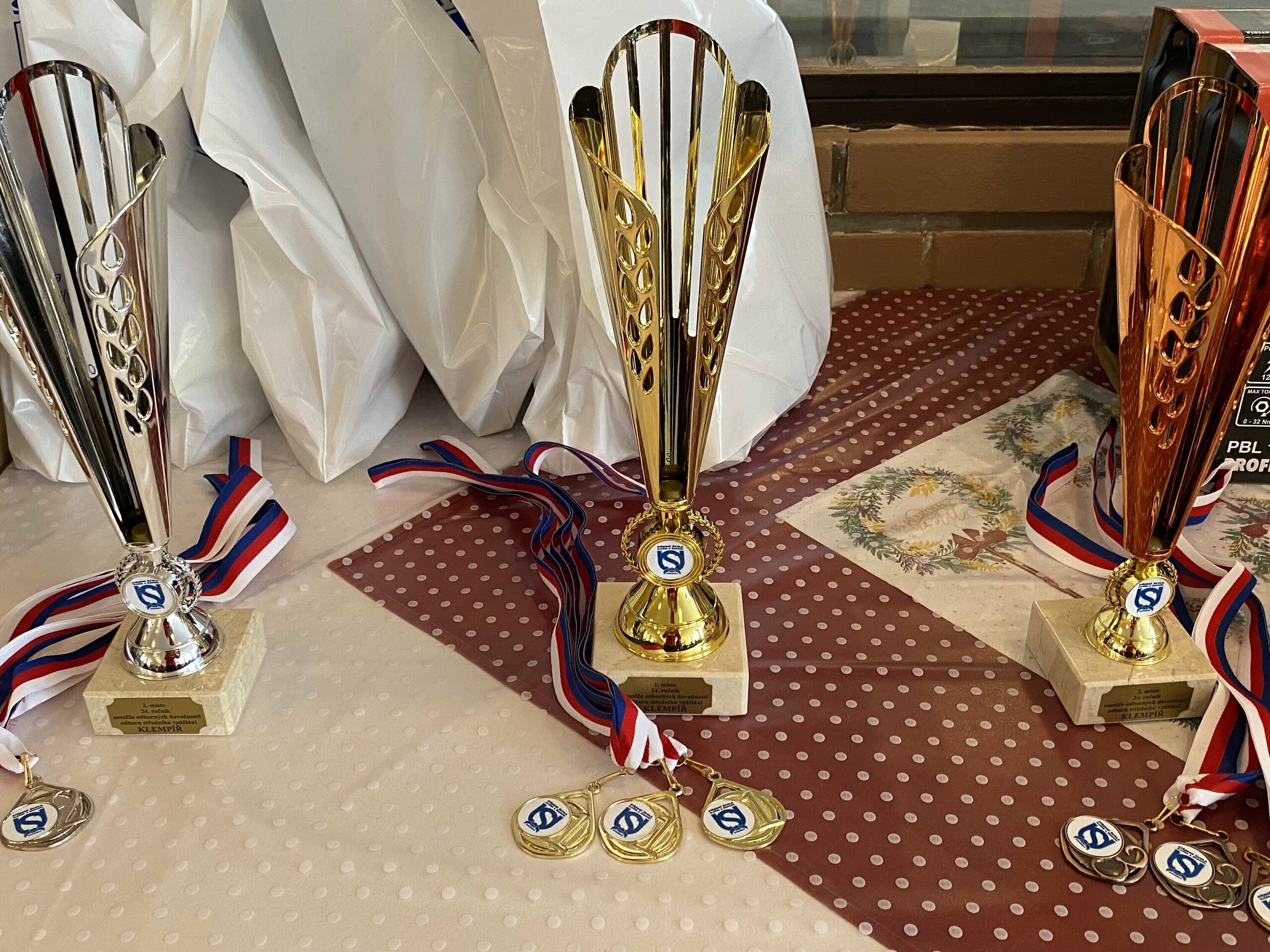 Poháry a medaile pro první 3 týmy
