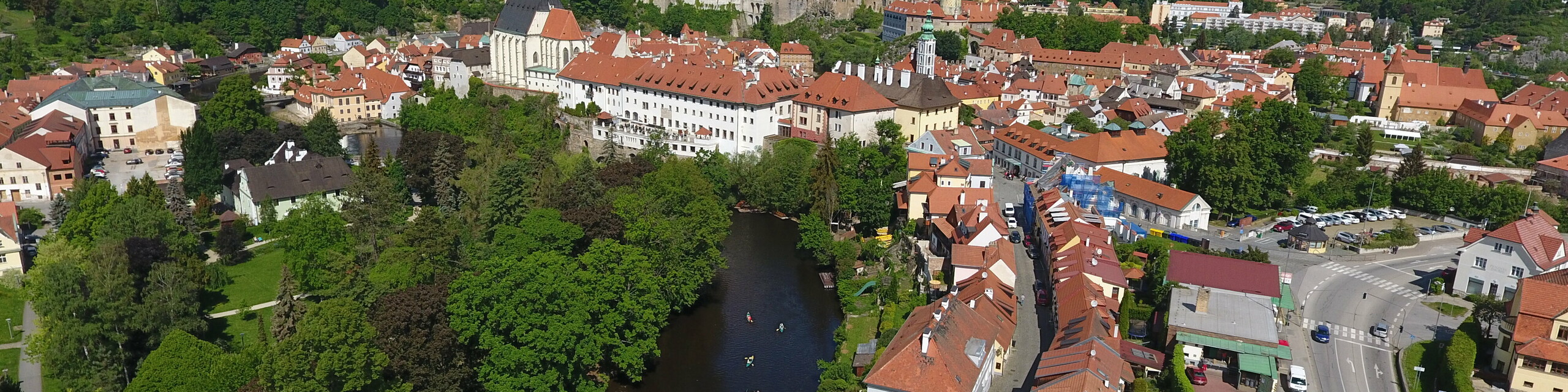Pohled z výšky na historické centrum Českého Krumlova