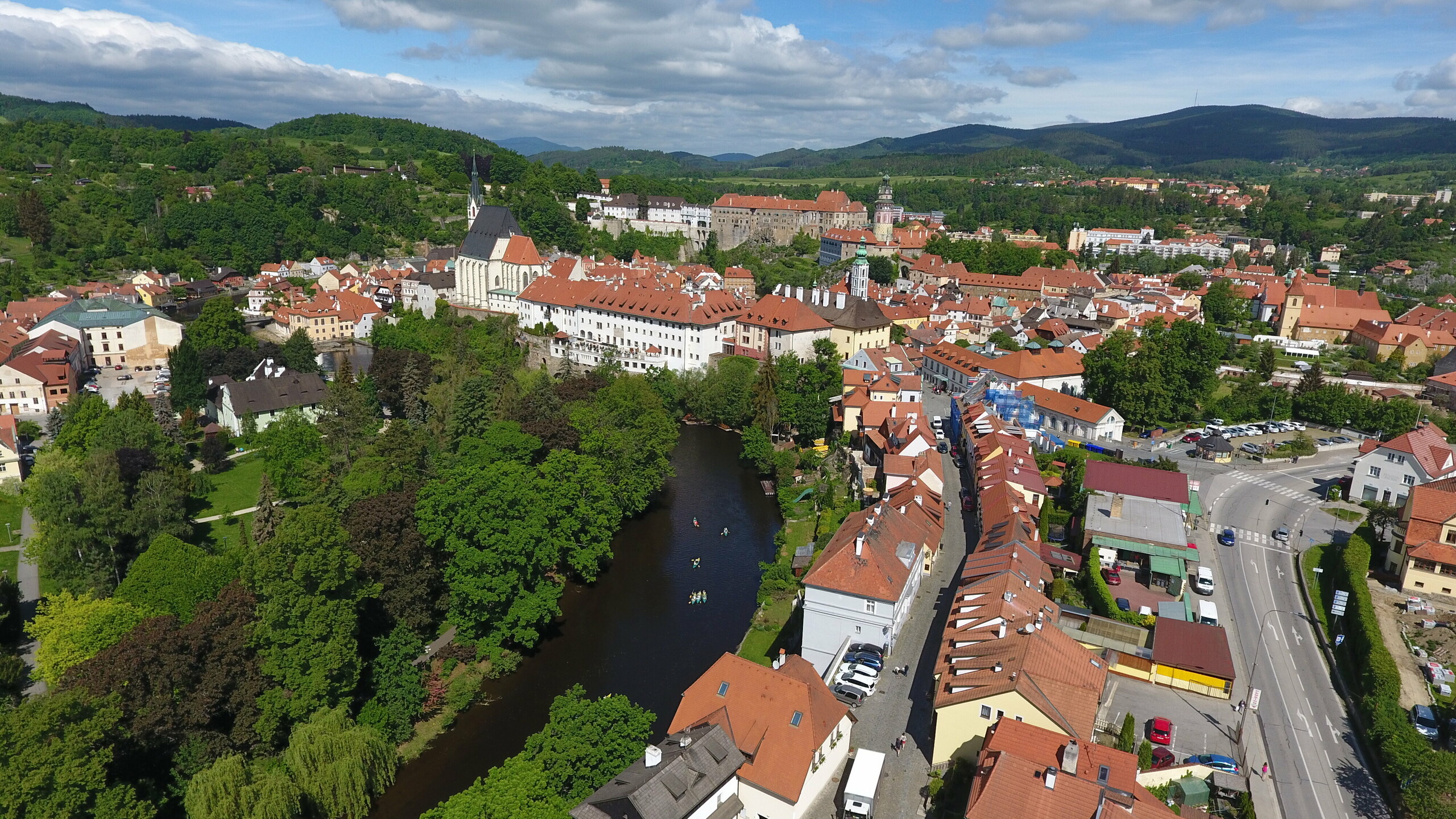 Pohled z výšky na historické centrum Českého Krumlova