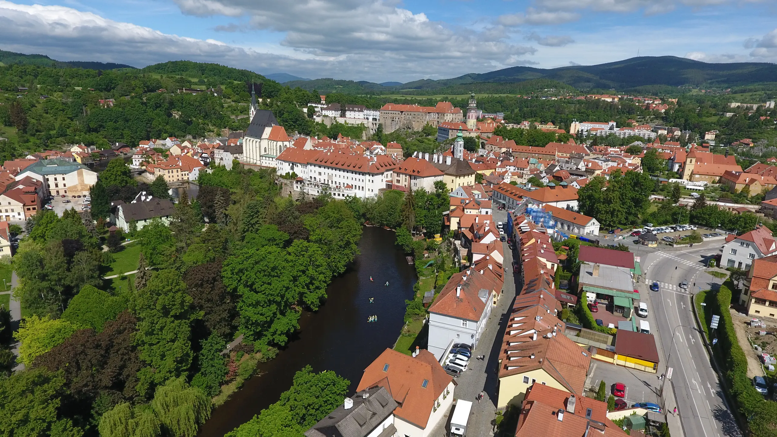 Pohled z výšky na historické centrum Českého Krumlova