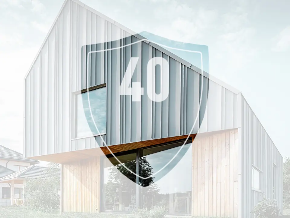 Na obrázku je před moderním rodinným domem umístěna cedule s číslem „40“, která má představovat délku záruky na hliníkové výrobky PREFA.