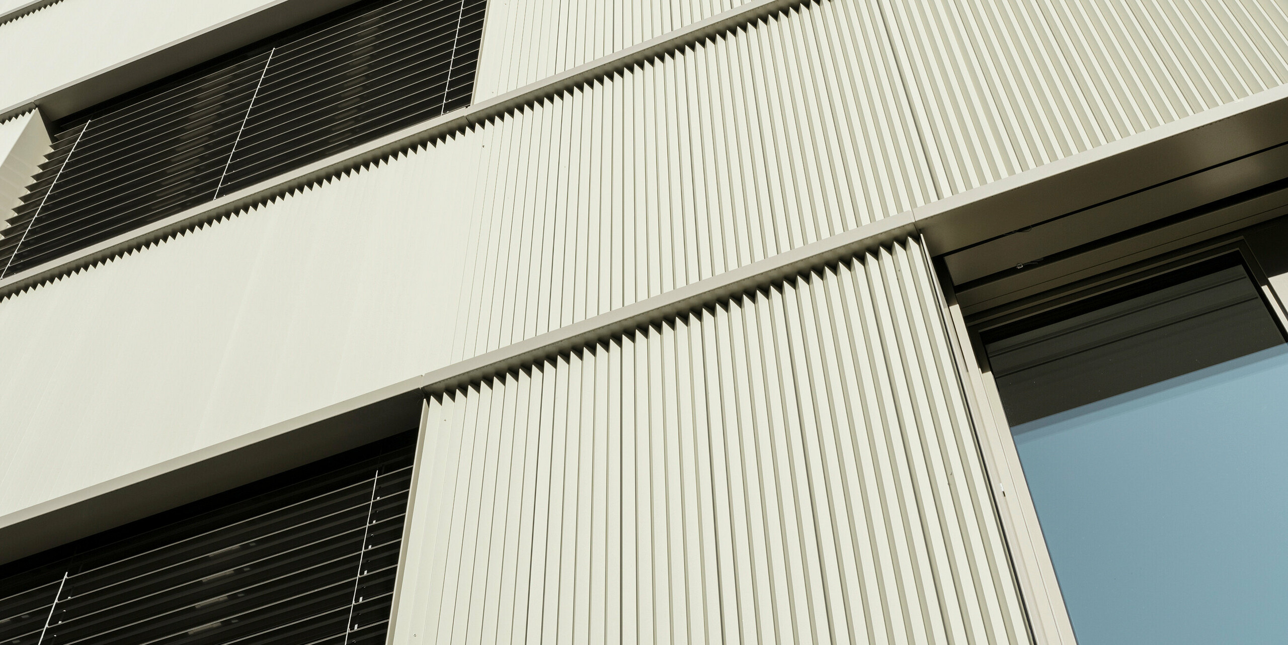 moderní fasádní profil z lisovaného hliníku – ideální souhra techniky a architektonické tvorby