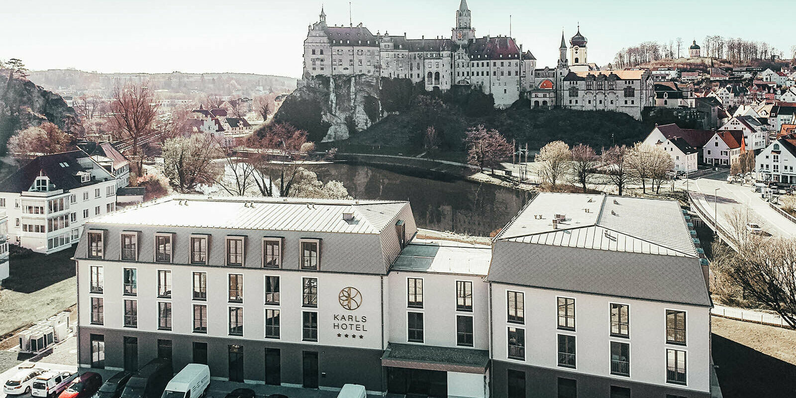 Čelní z ptačí perspektivy na hotel Karls s výhledem na Dunajský hrad Sigmaringen.