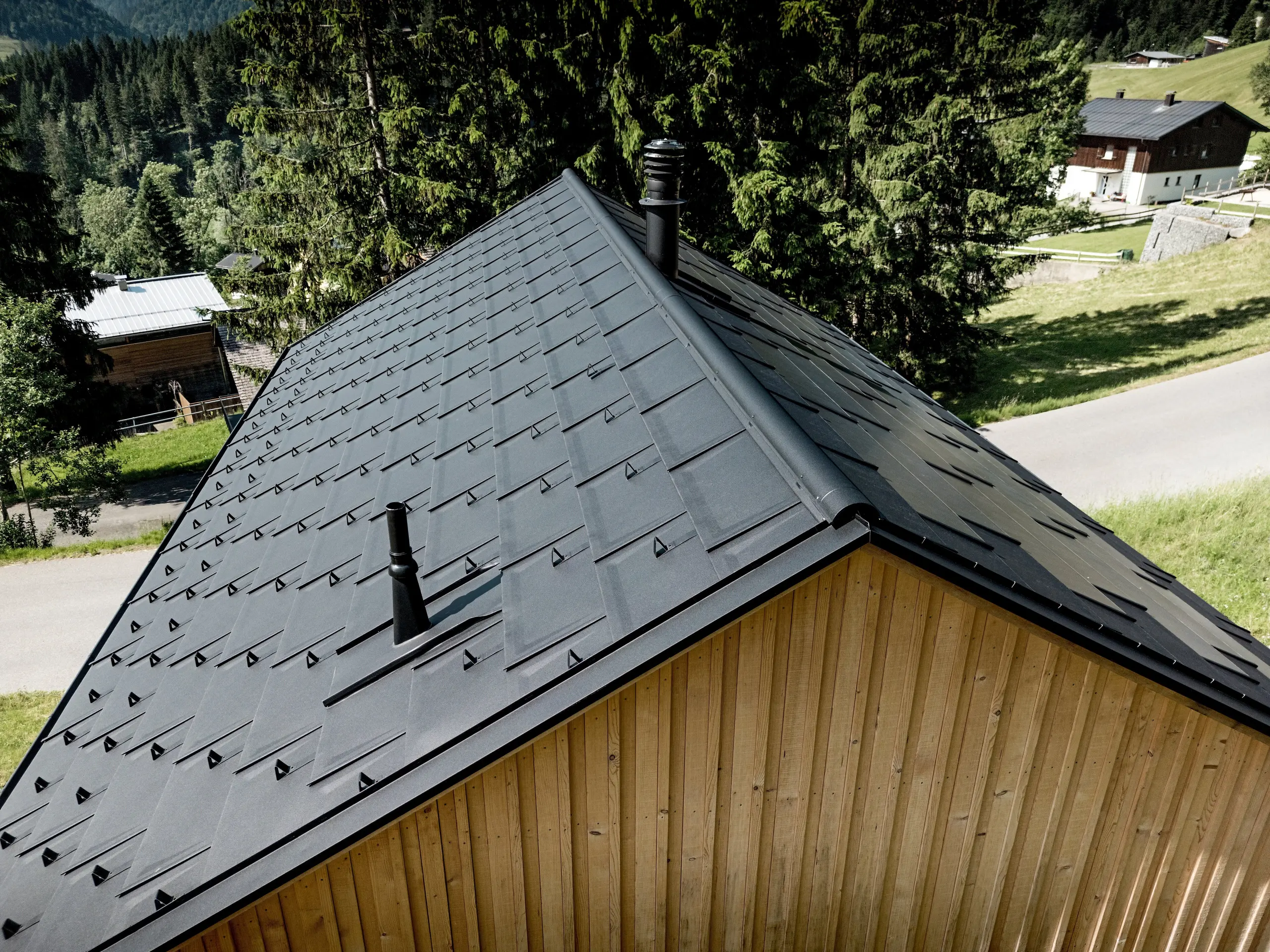 Nemusíte se zabývat robustností materiálu, protože PREFA je silným argumentem. Integrovaný solární panel SDP má velký průměr 1 000 kilogramů na metr čtvereční. Můžete tak získat elektřinu ze zemského povrchu, která není v geotermálním tepelném čerpadle vystavena fosilním palivům. K dispozici jsou také dva kompaktní geotermální systémy, které jsou umístěny velmi blízko povrchu.