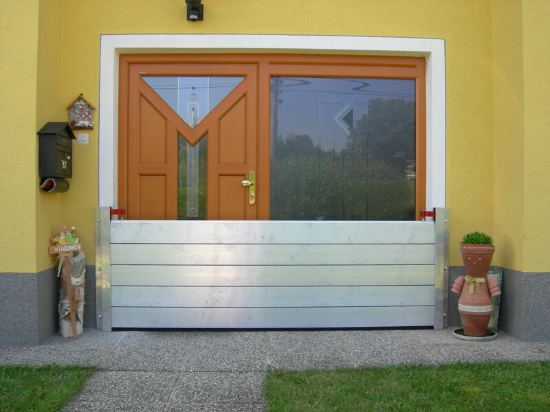 Vstupní dveře rodinného domu s moderním protipovodňovým systémem PREFA