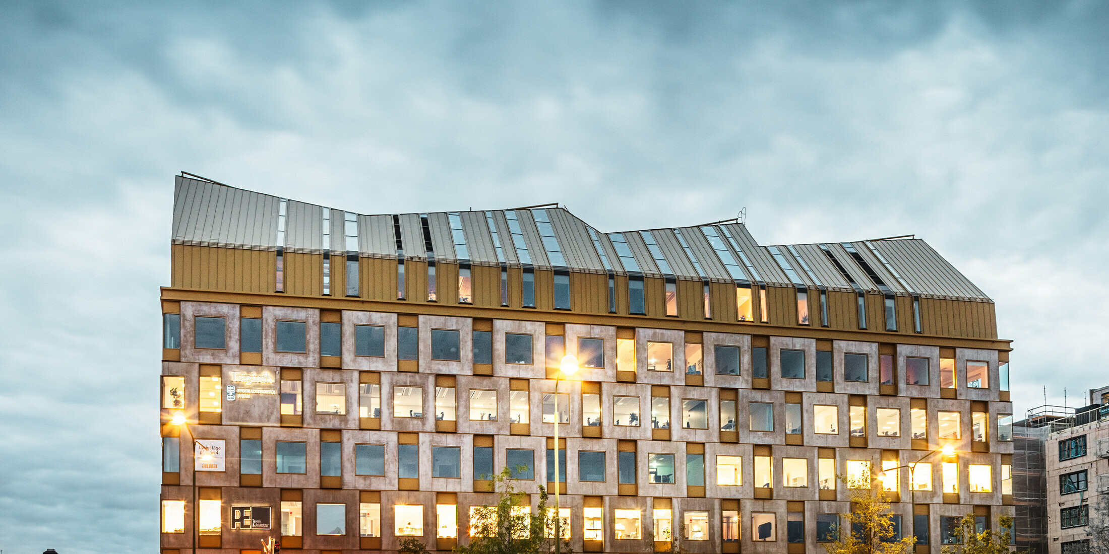 Zlatá barva se vyjímá na střeše novostavby