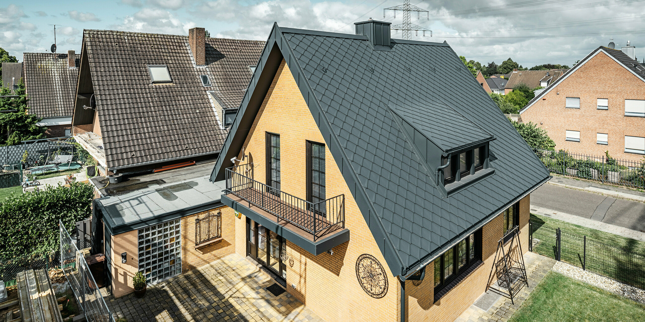 Sedlová střecha s velkým sklonem umožňovala široký výběr střešních krytin PREFA