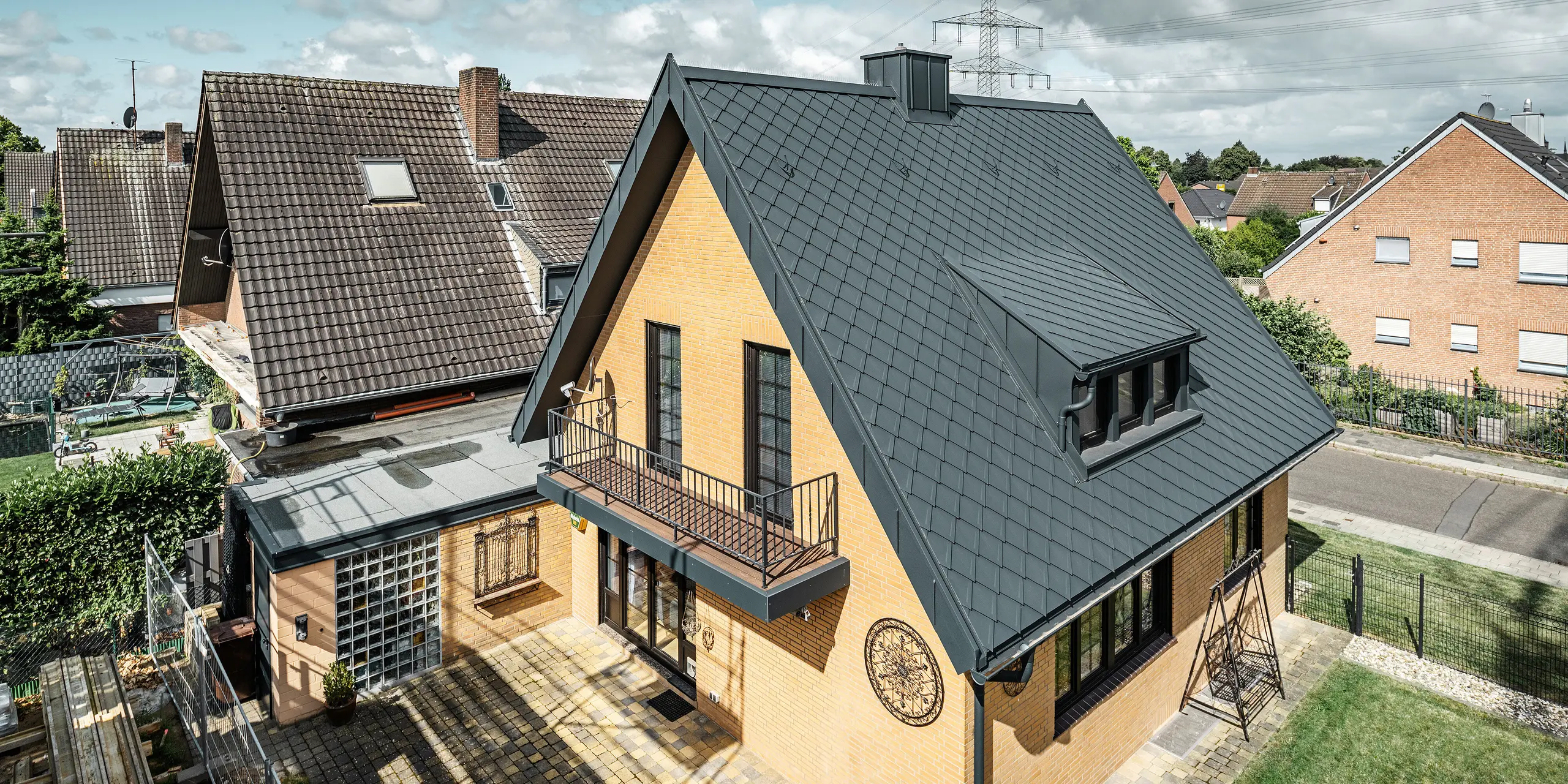 Sedlová střecha s velkým sklonem umožňovala široký výběr střešních krytin PREFA