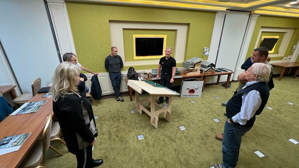 Josef Albl z firmy PREFA odpovídá na dotazy účastníků semináře