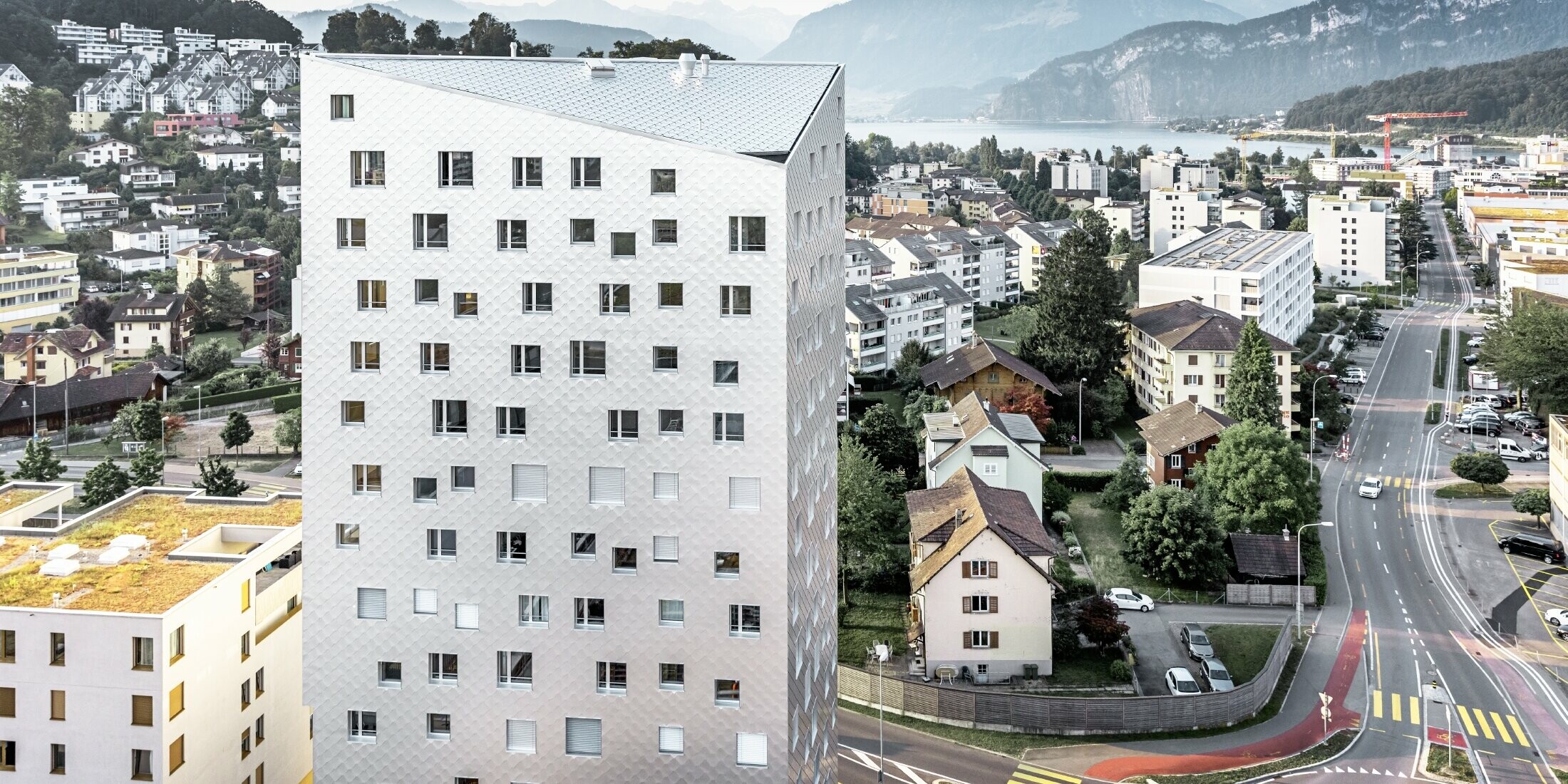 První mrakodrap v Lucernu. Opláštění fasád je z fasádních šablon 44 x 44 PREFA