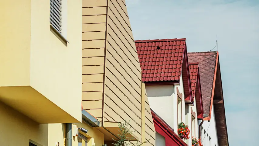 Dům je citlivě začleněn do stávající zástavby