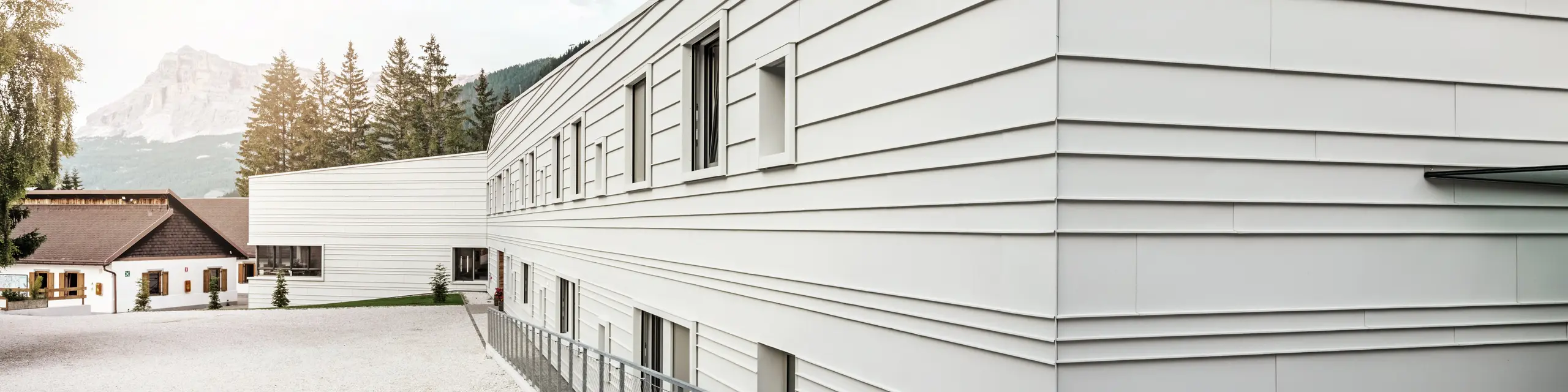 Díky hliníkovým pásům PREFALZ v barvě P.10 prefa bílé se výrazně projevuje moderní architektura kasáren „Tempesti“. Horizontálně kladené hliníkové panely vytvářejí čistou strukturu. Světlá barva odráží světlo, což má zlepšit mikroklima v alpském prostředí.