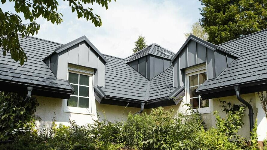 Rodinný dům v České republice se střechou pokrytou PREFA falcovanými střešními šindeli antracitové barvy. 