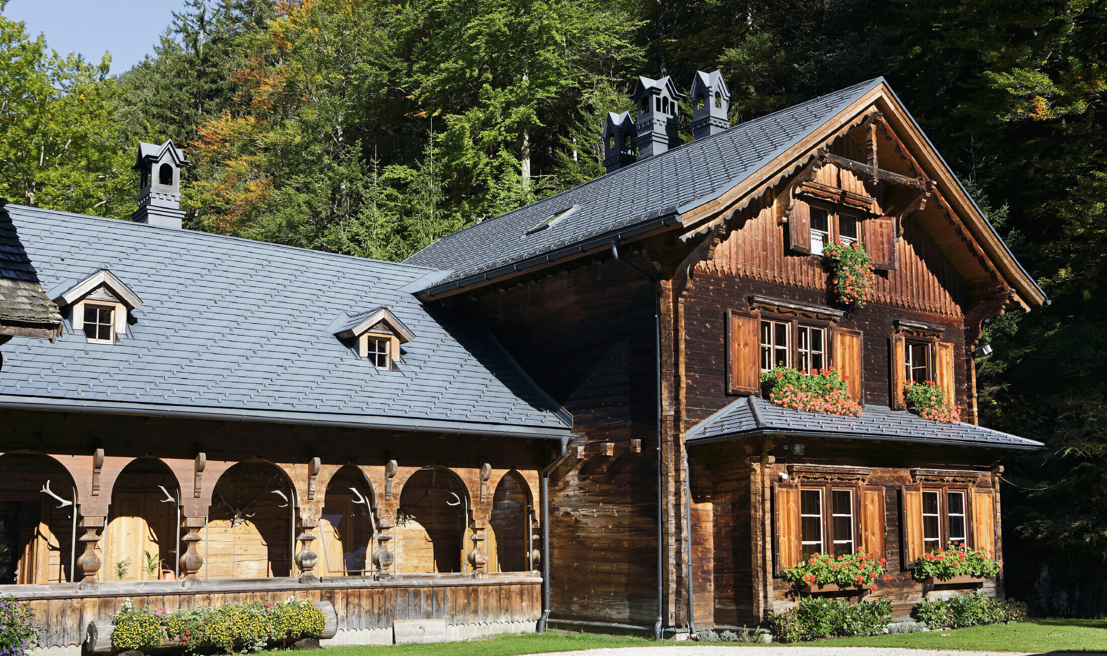Rustikální lovecká chata, Rothschildův dům, zrekonstruovaná střecha s PREFA falcovaným šindelem v barvě P.10 antracitové