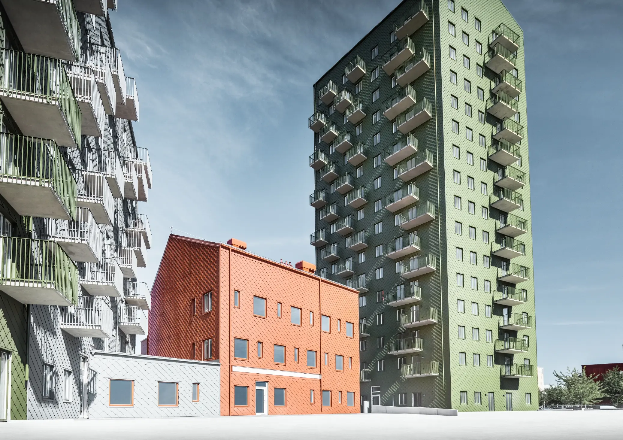 Věžák s hliníkovou fasádou PREFA v podobě trojbarevných fasádních šablon v29 x 29
