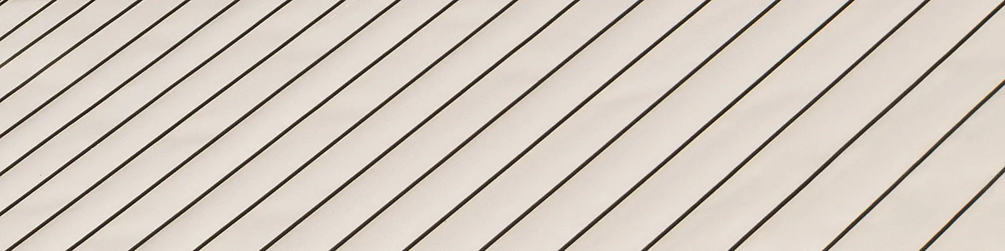 Detailní záběr na rovné hliníkové pásy od PREFA.