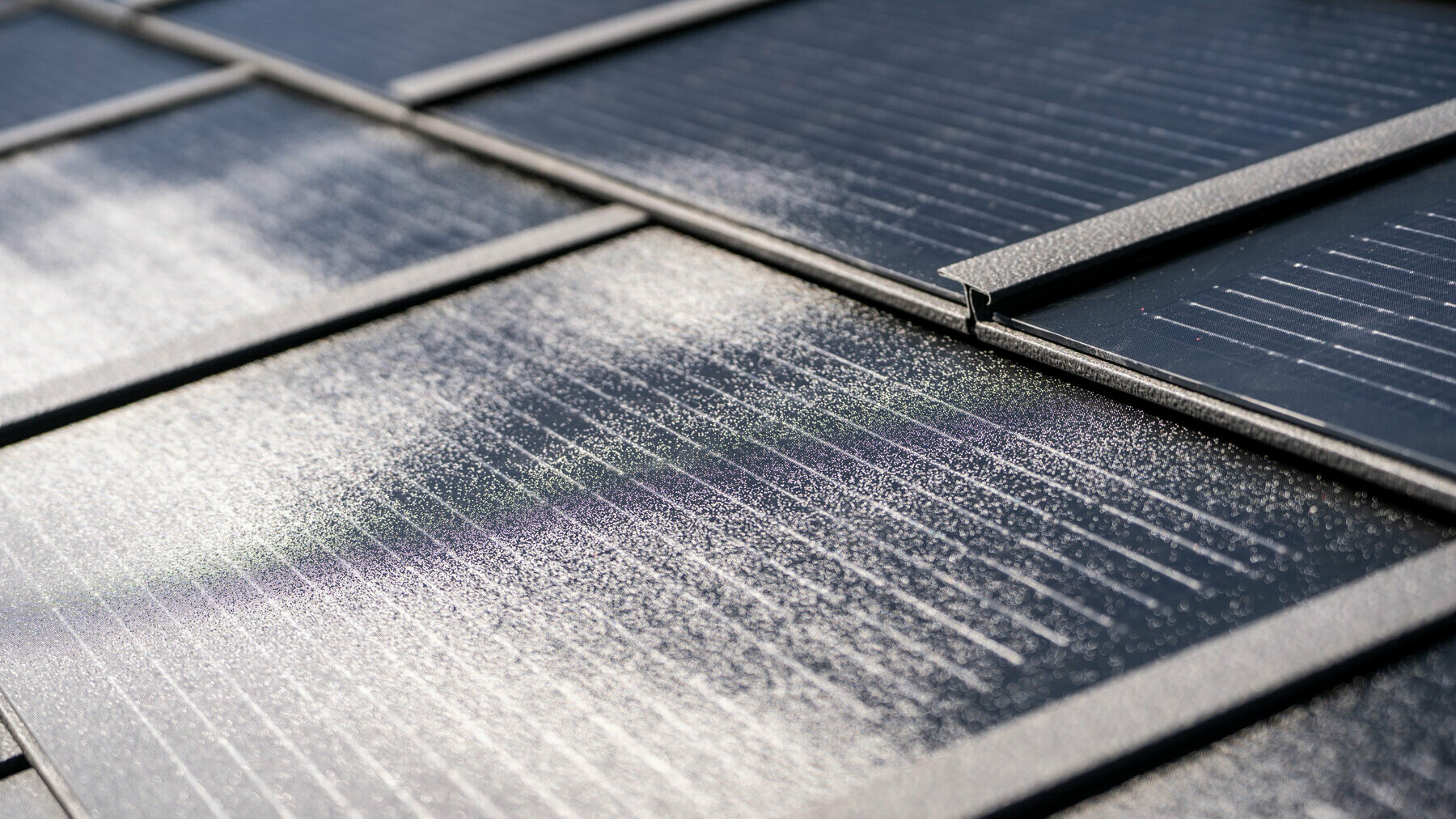 Integrovaný solární panel SDP malý v barvě P.10 tmavě šedé
